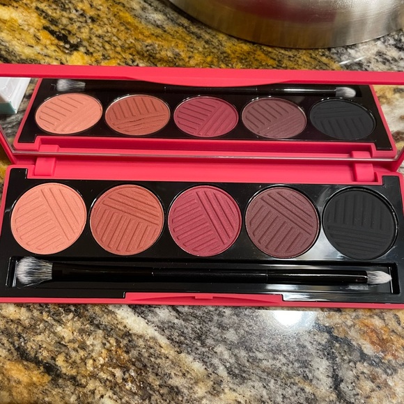 Eyeshadow Bundle. - Picture 4 of 7